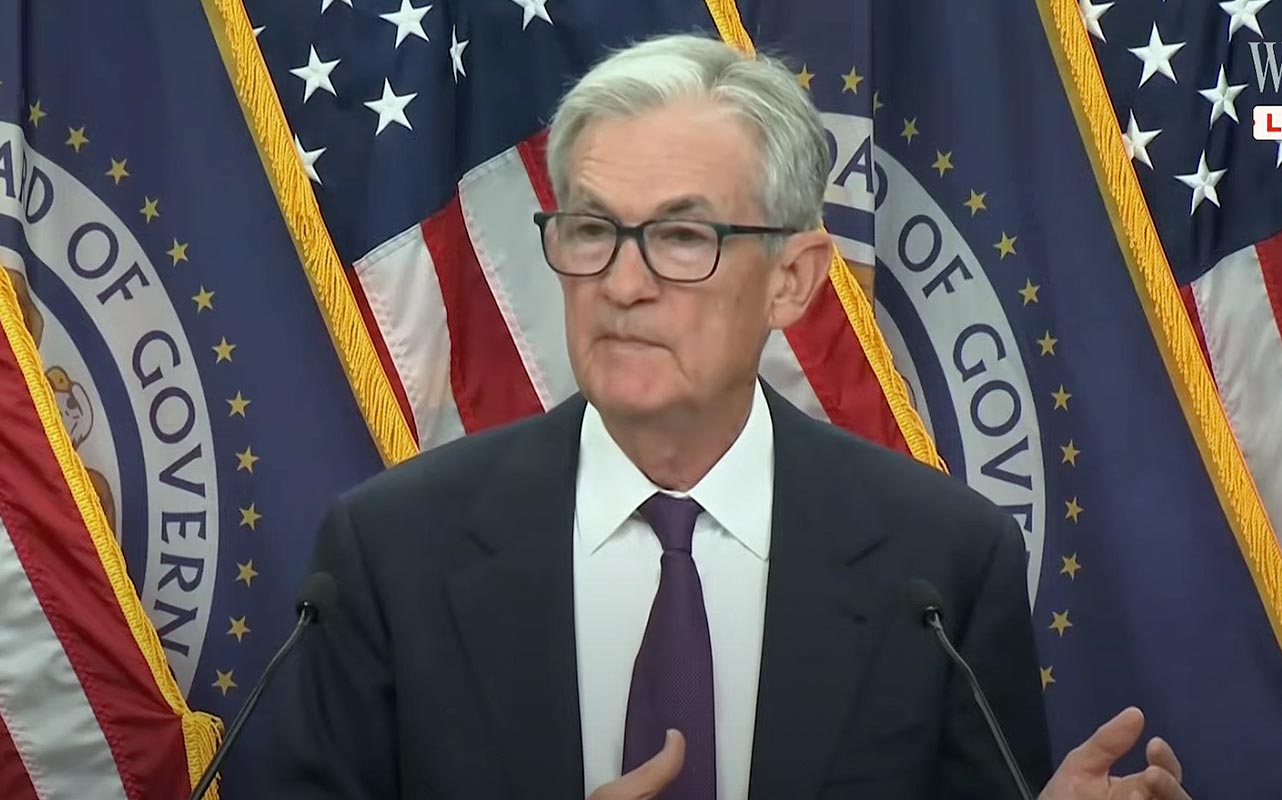 Jerome Powell em coletiva de imprensa anunciando corte de 0,25% na taxa de juros do Federal Reserve em setembro de 2025.